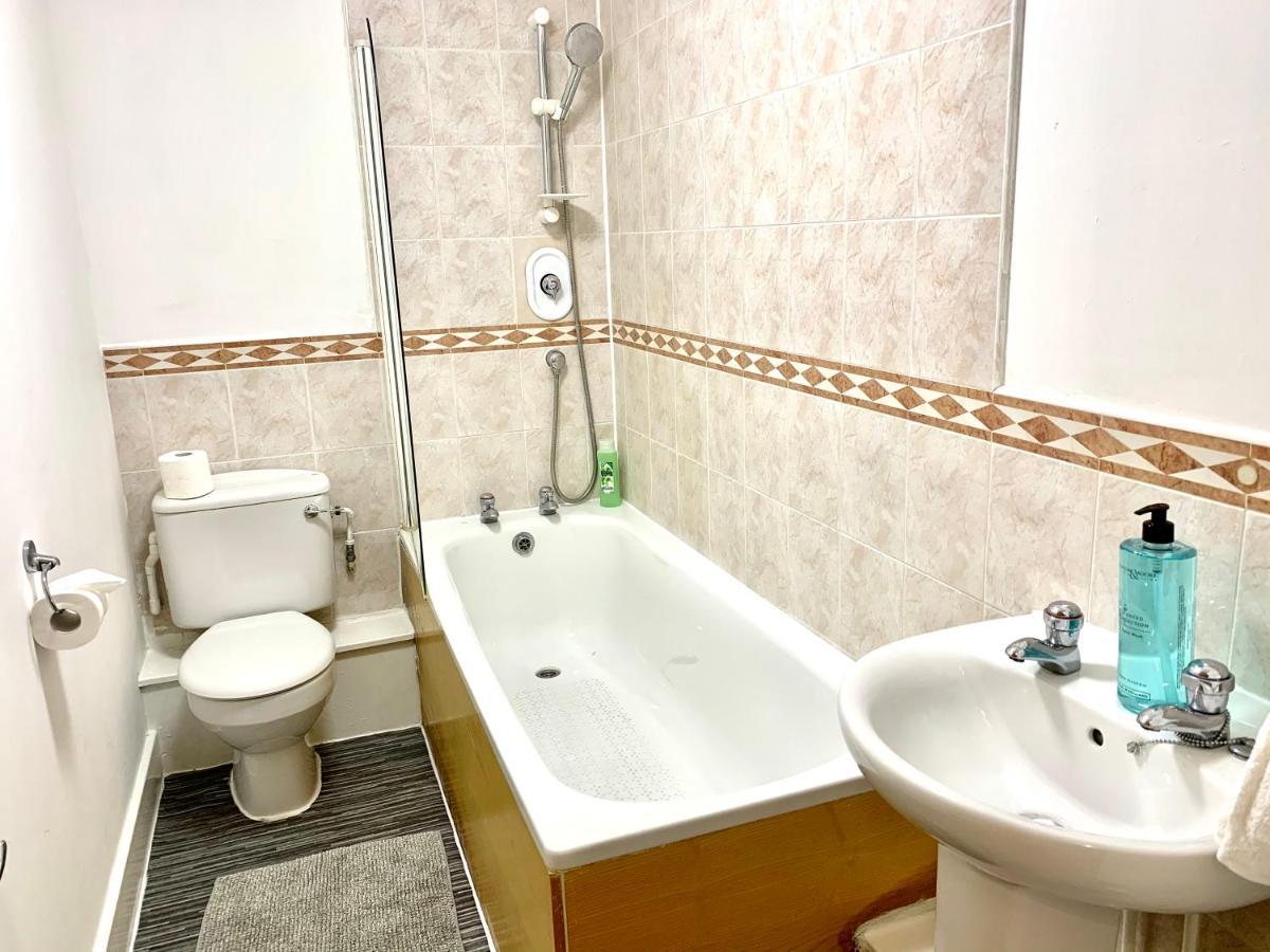 Central London 2 Bedrooms, Seperate Recption, Full Kitchen, Free Parking エクステリア 写真