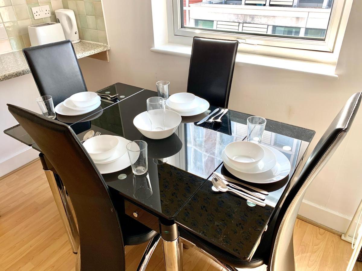 Central London 2 Bedrooms, Seperate Recption, Full Kitchen, Free Parking エクステリア 写真